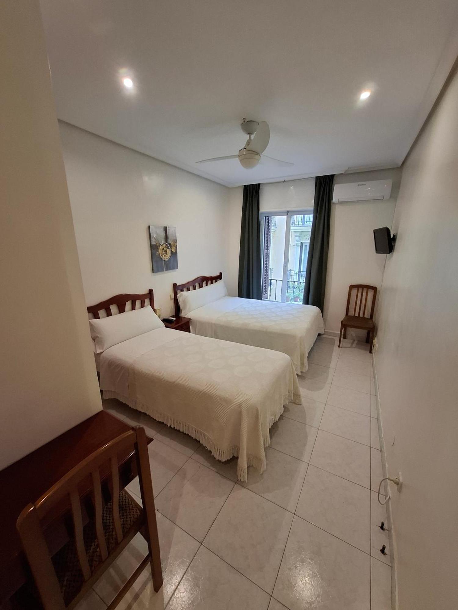 Hostal Villamanez Мадрид Екстериор снимка
