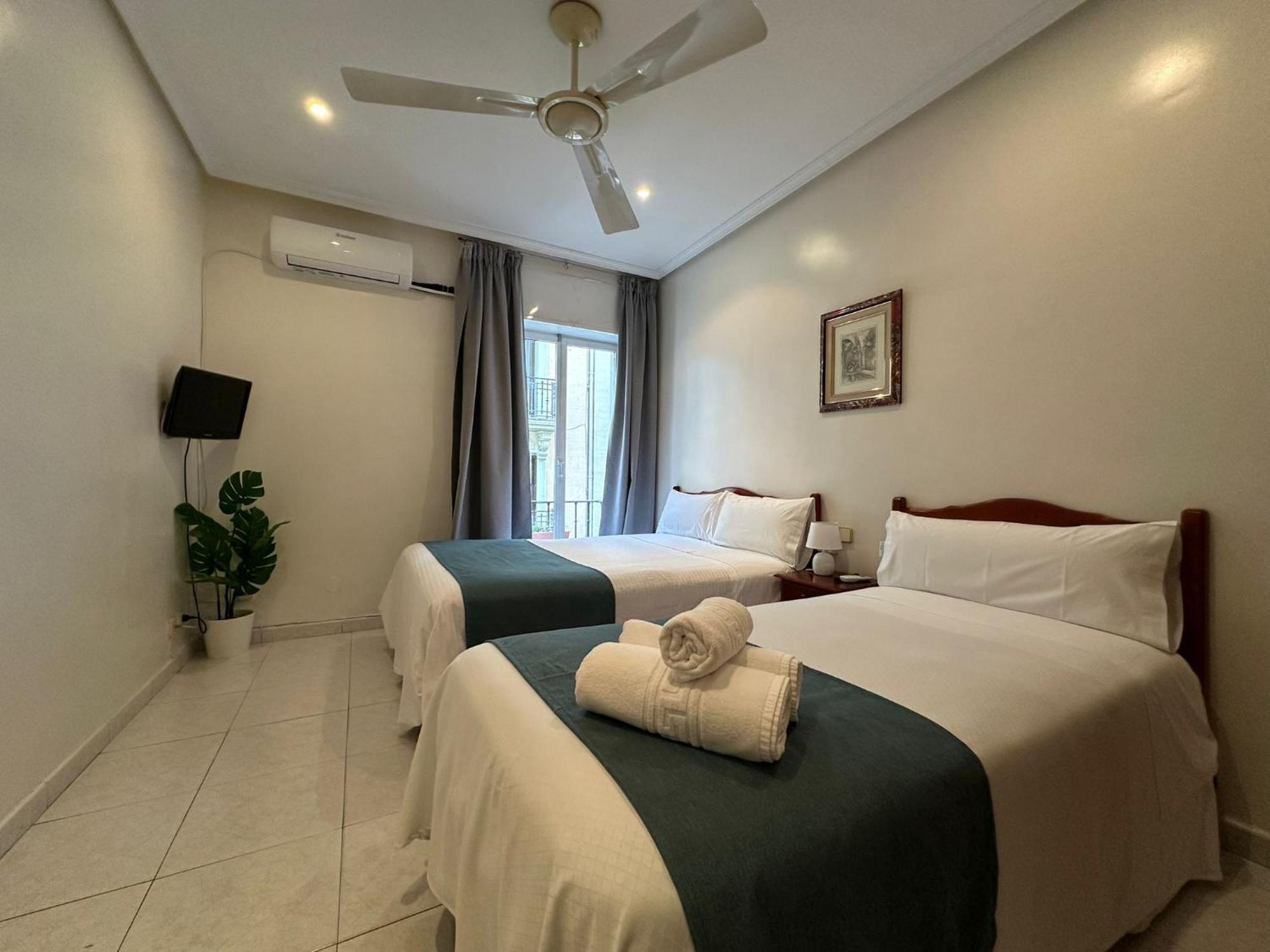 Hostal Villamanez Мадрид Екстериор снимка
